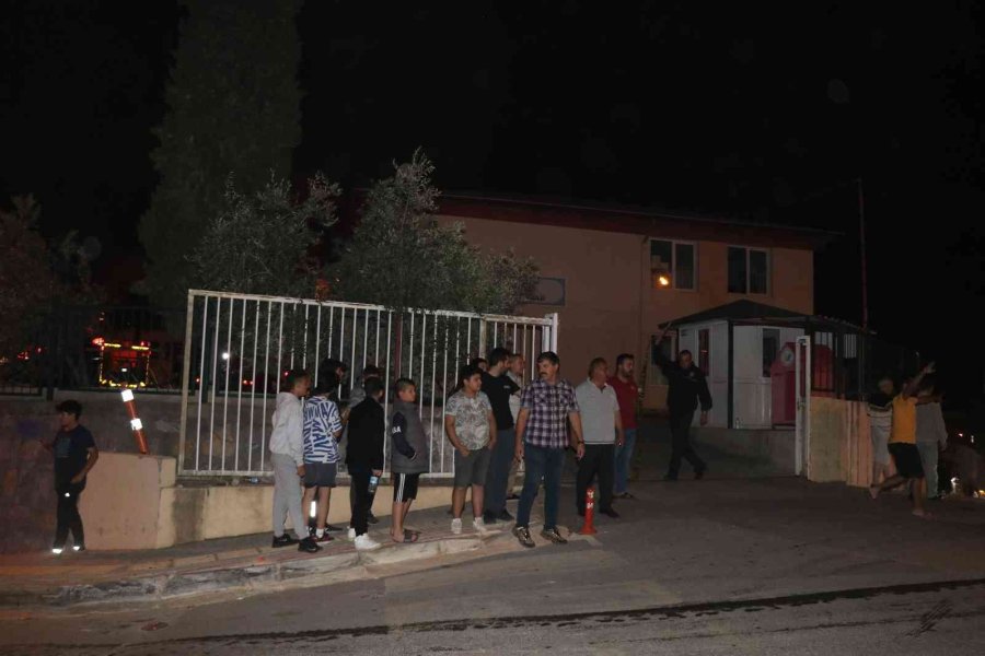 Alanya’da Tadilatta Olan Lisenin Çatısı Alev Alev Yandı