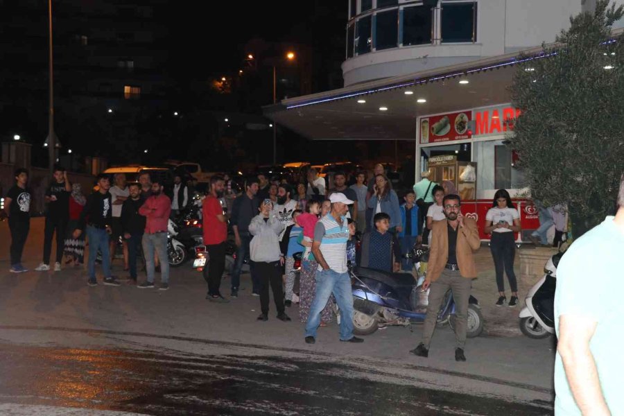 Alanya’da Tadilatta Olan Lisenin Çatısı Alev Alev Yandı