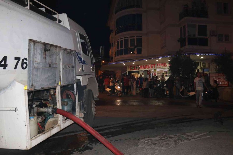 Alanya’da Tadilatta Olan Lisenin Çatısı Alev Alev Yandı