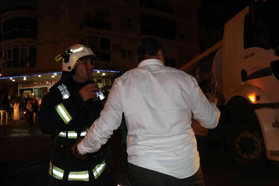 Alanya’da Tadilatta Olan Lisenin Çatısı Alev Alev Yandı