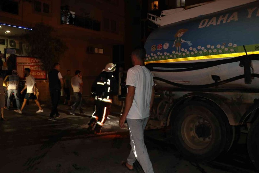 Alanya’da Tadilatta Olan Lisenin Çatısı Alev Alev Yandı