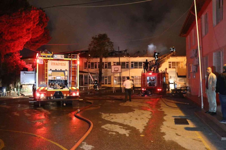 Alanya’da Tadilatta Olan Lisenin Çatısı Alev Alev Yandı
