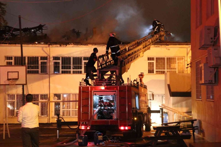 Alanya’da Tadilatta Olan Lisenin Çatısı Alev Alev Yandı
