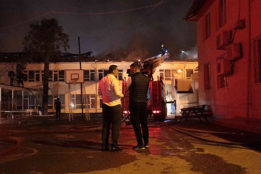 Alanya’da Tadilatta Olan Lisenin Çatısı Alev Alev Yandı