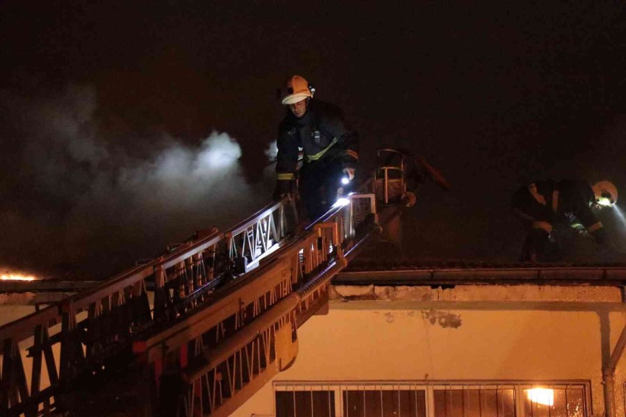 Alanya’da Tadilatta Olan Lisenin Çatısı Alev Alev Yandı