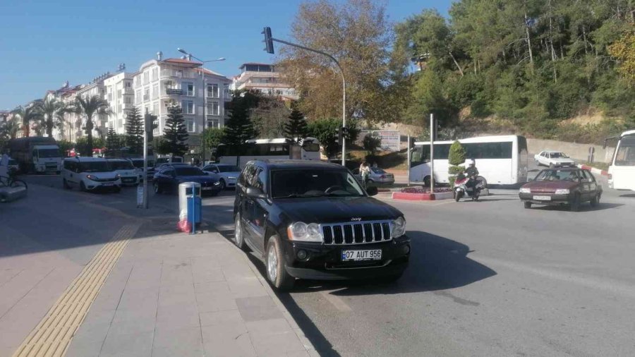 Aracının İçinde Fenalaşan Sürücünün Yardımına Vatandaşlar Koştu