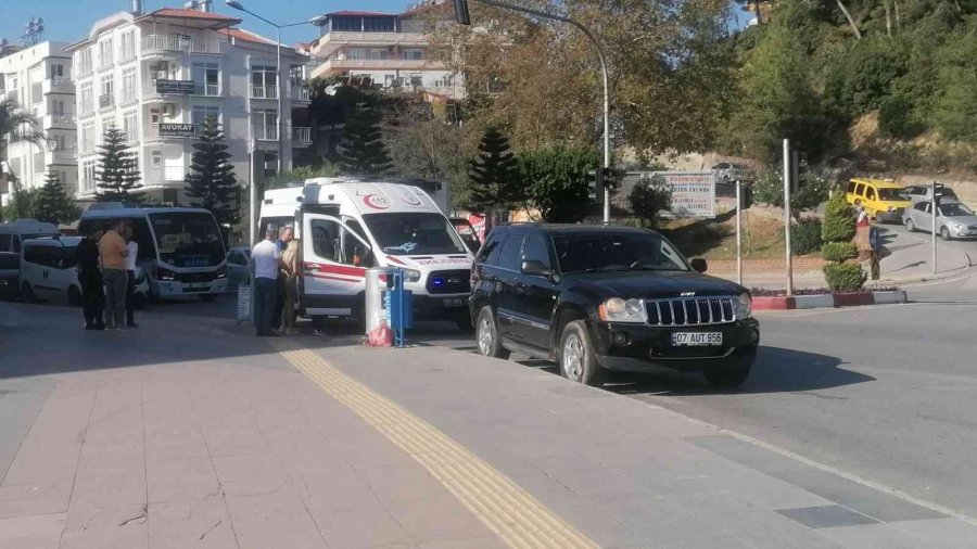 Aracının İçinde Fenalaşan Sürücünün Yardımına Vatandaşlar Koştu