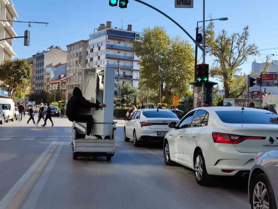 Cadde Üzerinde İlginç Eşya Taşıma Yöntemi