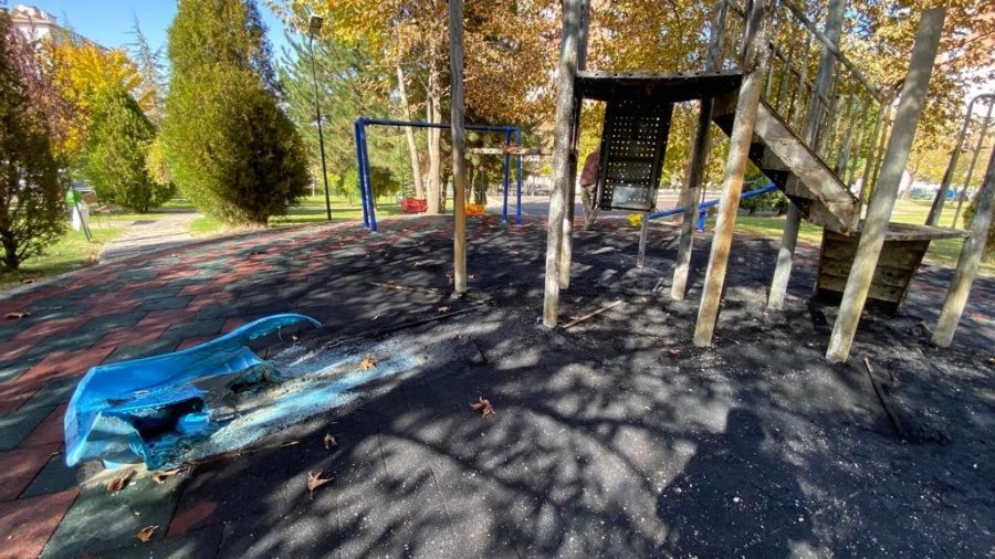 Ateşe Verilen Çocuk Parkı Kullanılmaz Hale Geldi