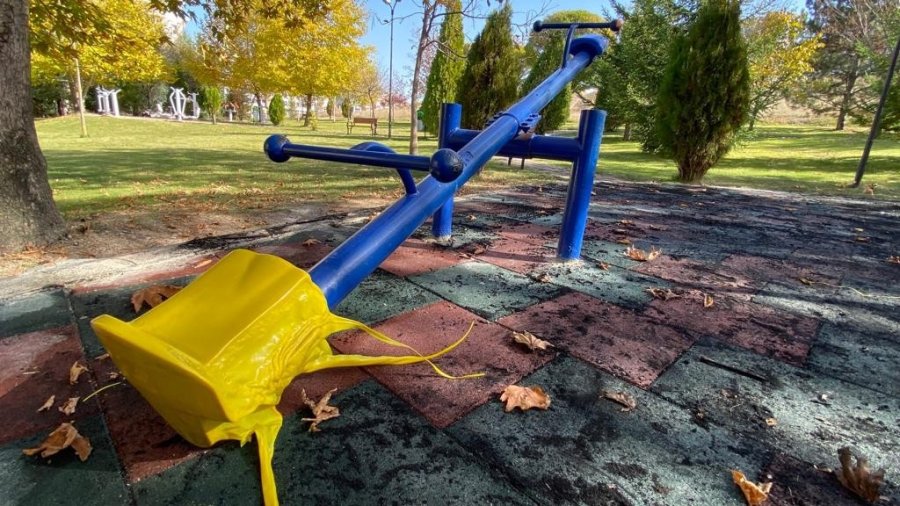 Ateşe Verilen Çocuk Parkı Kullanılmaz Hale Geldi