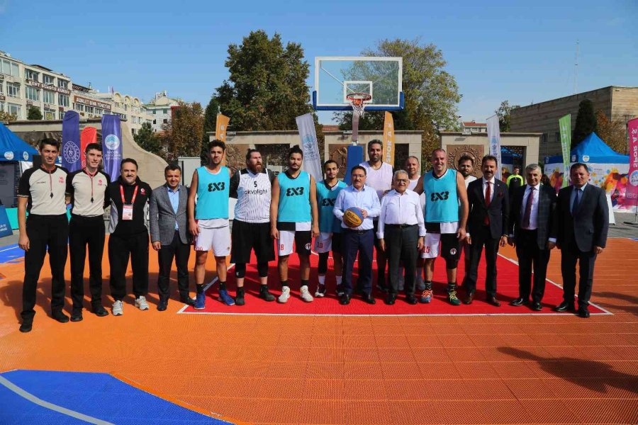 Başkan Ve Vali Sokak Basketbolu Oynadı