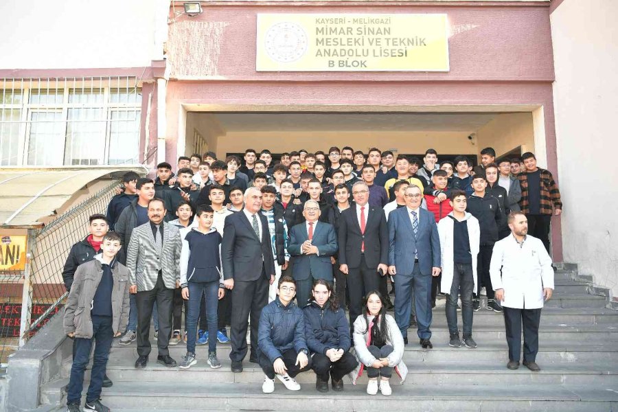 Başkan Büyükkılıç, Kariyer Günleri’nde Öğrencilerle Buluştu