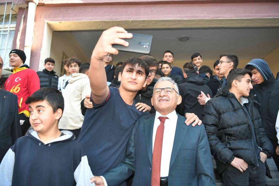 Başkan Büyükkılıç, Kariyer Günleri’nde Öğrencilerle Buluştu