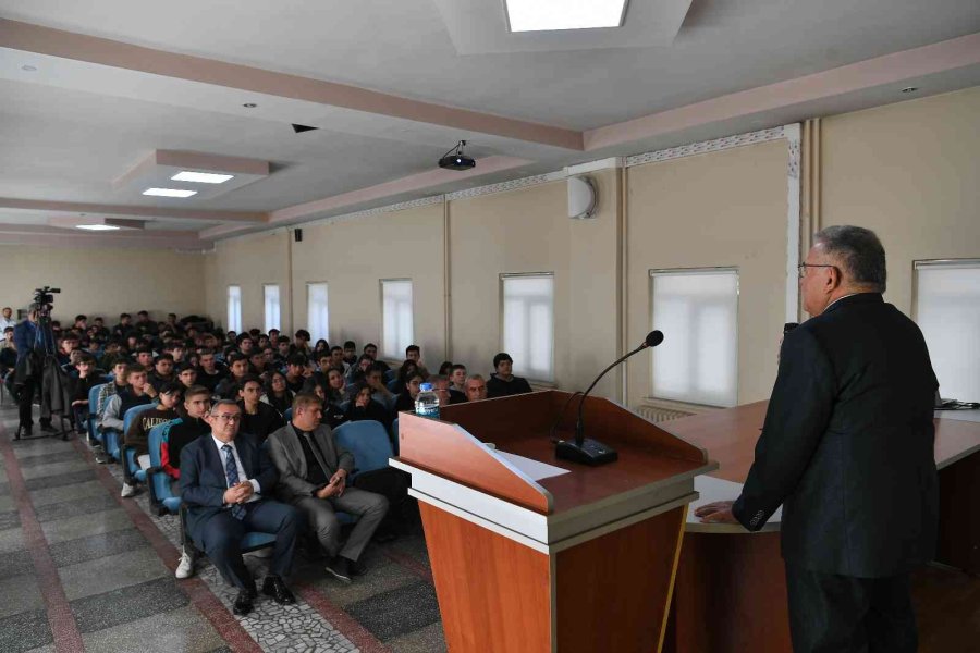 Başkan Büyükkılıç, Kariyer Günleri’nde Öğrencilerle Buluştu