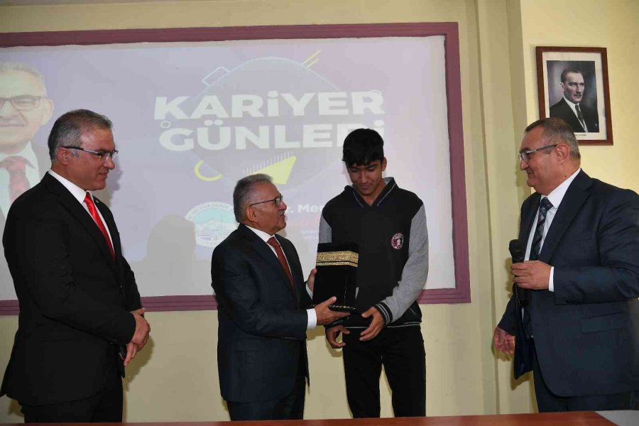 Başkan Büyükkılıç, Kariyer Günleri’nde Öğrencilerle Buluştu