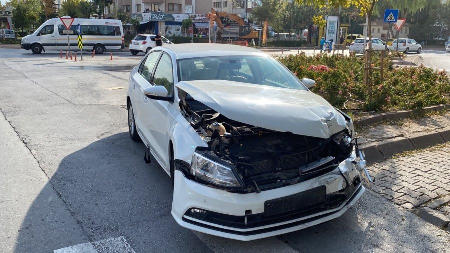 Otomobiller Çarpıştı: 2 Yaralı