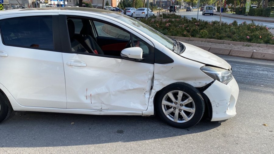 Otomobiller Çarpıştı: 2 Yaralı