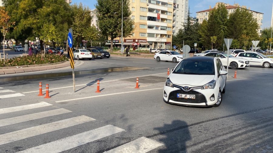 Otomobiller Çarpıştı: 2 Yaralı