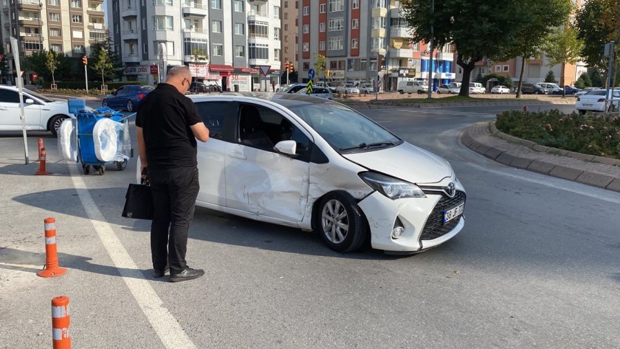 Otomobiller Çarpıştı: 2 Yaralı