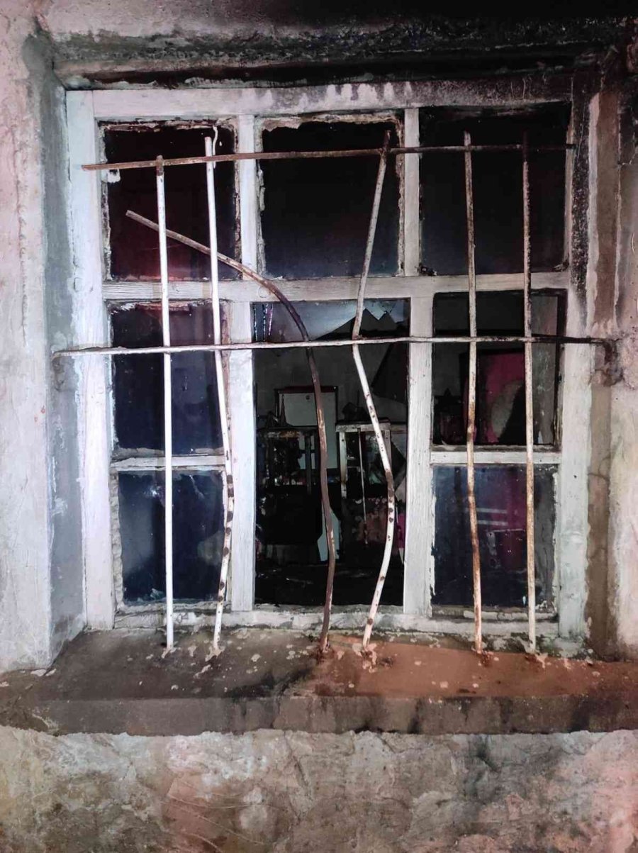 Depo Olarak Kullanılan Evde Yangın