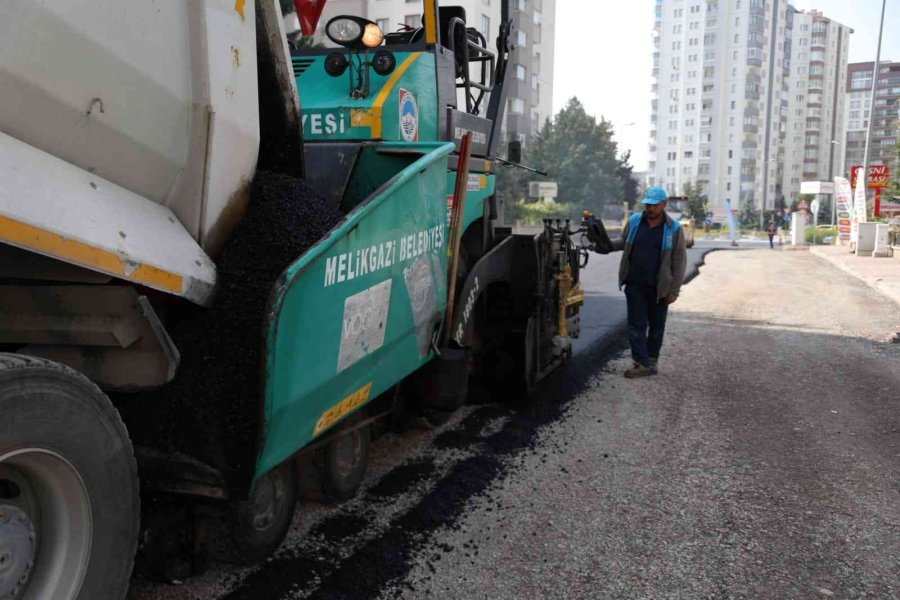 Yıldırım Beyazıt Mahallesi’nde 3 Caddenin Asfaltı Bitmek Üzere