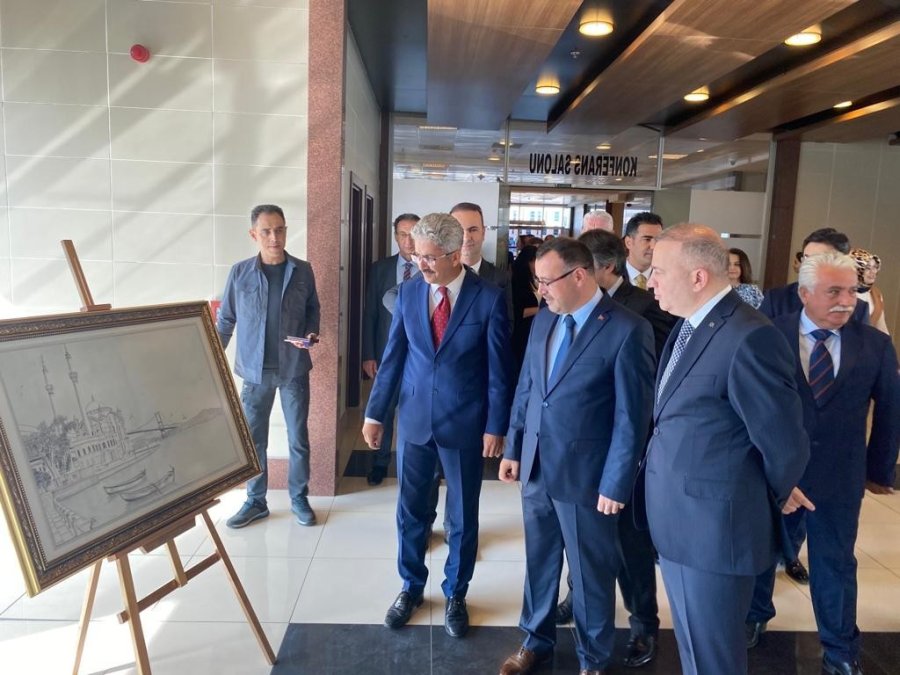 30 Yılda Çizdiği Resimleri Çalıştığı Adliyede Sergiledi