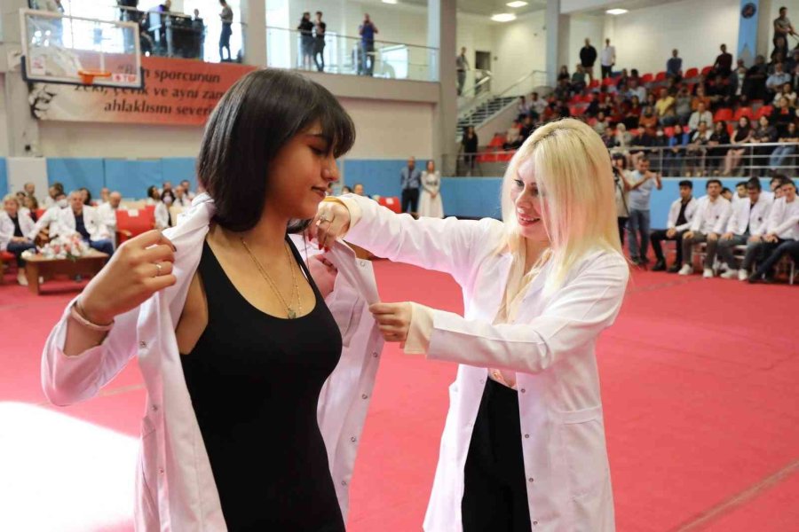 Geleceğin Hekimleri Beyaz Önlüklerini Giydi