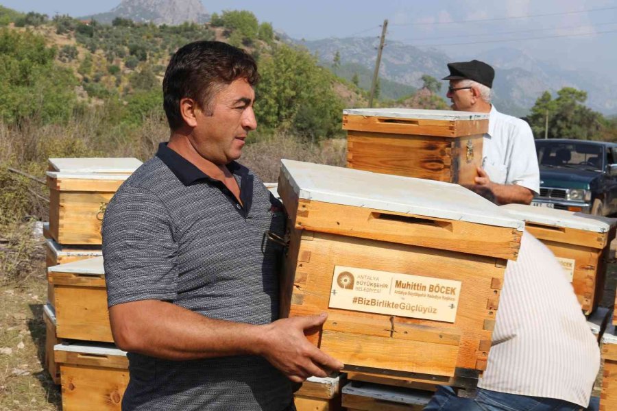 Büyükşehirden Serikli Arıcılara Kovan Desteği