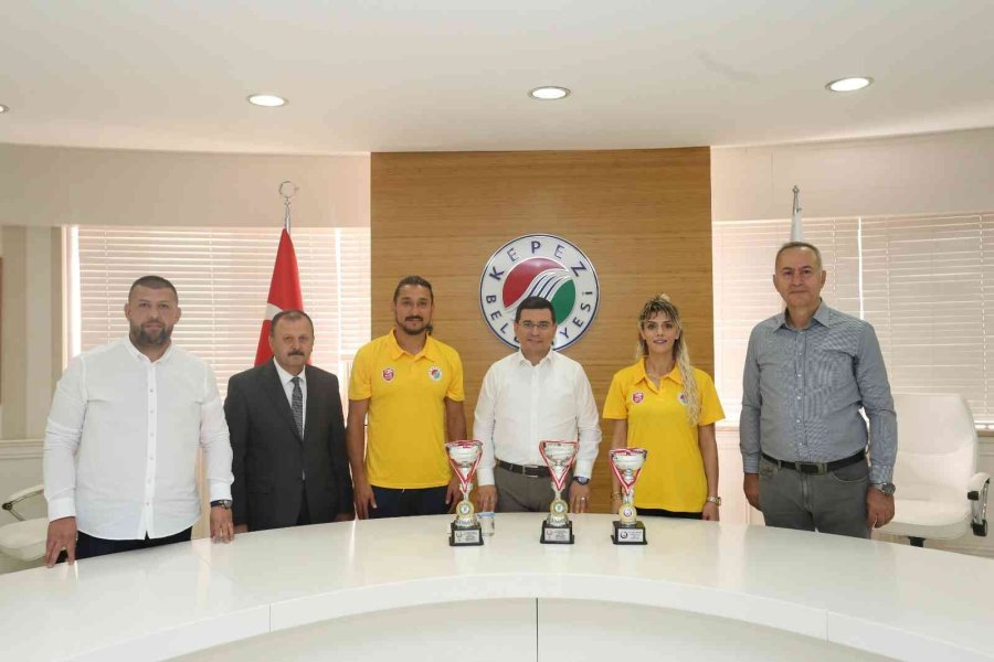 Şampiyonlar Kupaları Başkan Tütüncü’ye Götürdü