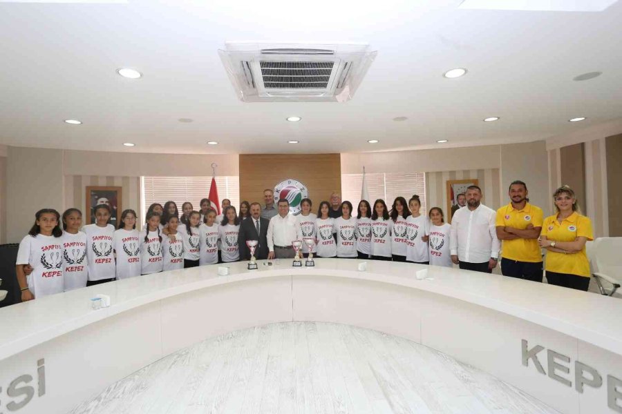 Şampiyonlar Kupaları Başkan Tütüncü’ye Götürdü