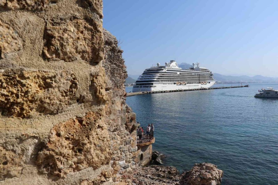 Alanya’da Haftanın İkinci Kruvaziyeri Limana Demir Attı