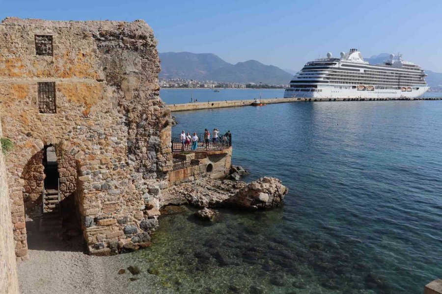 Alanya’da Haftanın İkinci Kruvaziyeri Limana Demir Attı