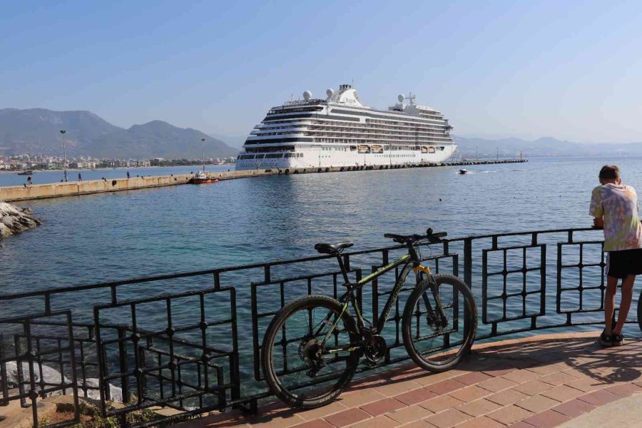 Alanya’da Haftanın İkinci Kruvaziyeri Limana Demir Attı