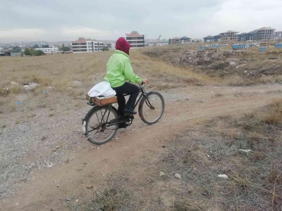 Kadın Üretici Bisikletiyle 90 Kilometreyi Aşıp ‘arı’ Gibi Çalışıyor