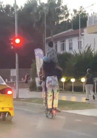 Scooterda Biri Çocuk 4 Kişiyle Ölüme Meydan Okuyan Yolculuk