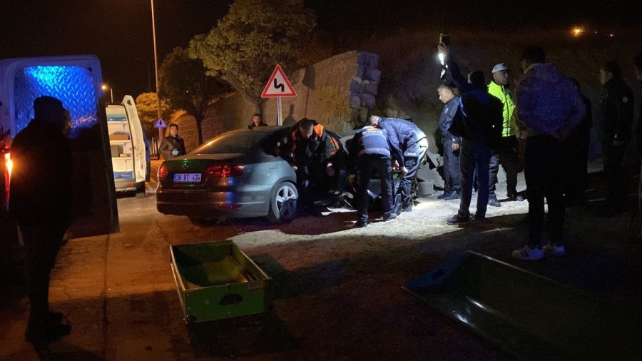 Otomobil İstinat Duvarına Çarptı: 1 Ölü, 3 Yaralı