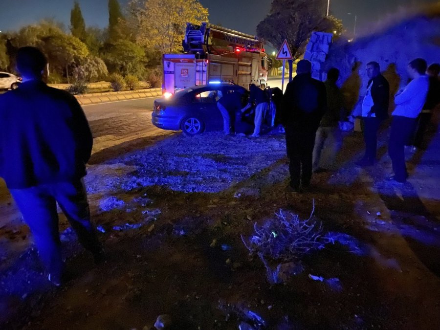 Otomobil İstinat Duvarına Çarptı: 1 Ölü, 3 Yaralı