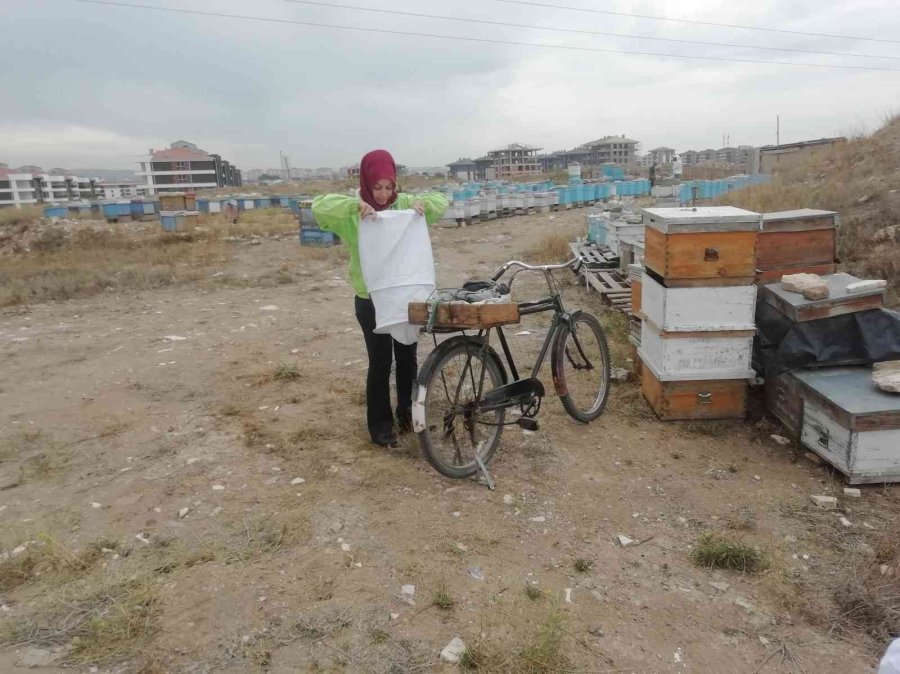 Kadın Üretici Bisikletiyle 90 Kilometreyi Aşıp ‘arı’ Gibi Çalışıyor