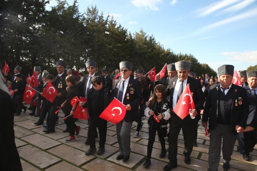 Gaziler Ve Çocuklar El Ele Anıtkabir’de