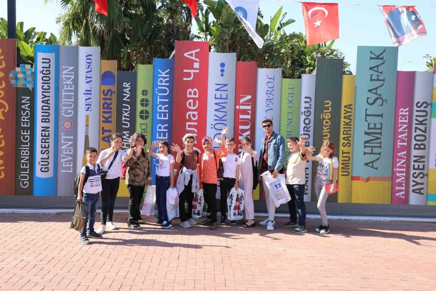 Antalya’da Kitap Coşkusu Sürüyor