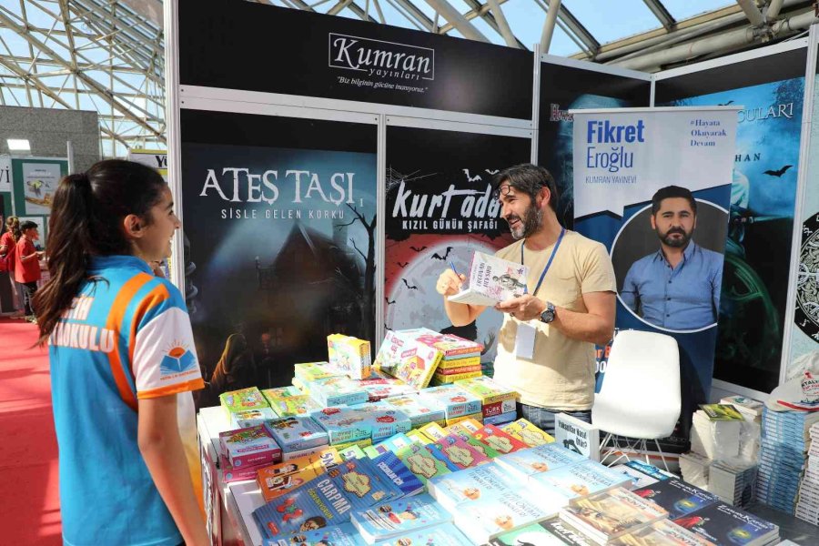 Antalya’da Kitap Coşkusu Sürüyor