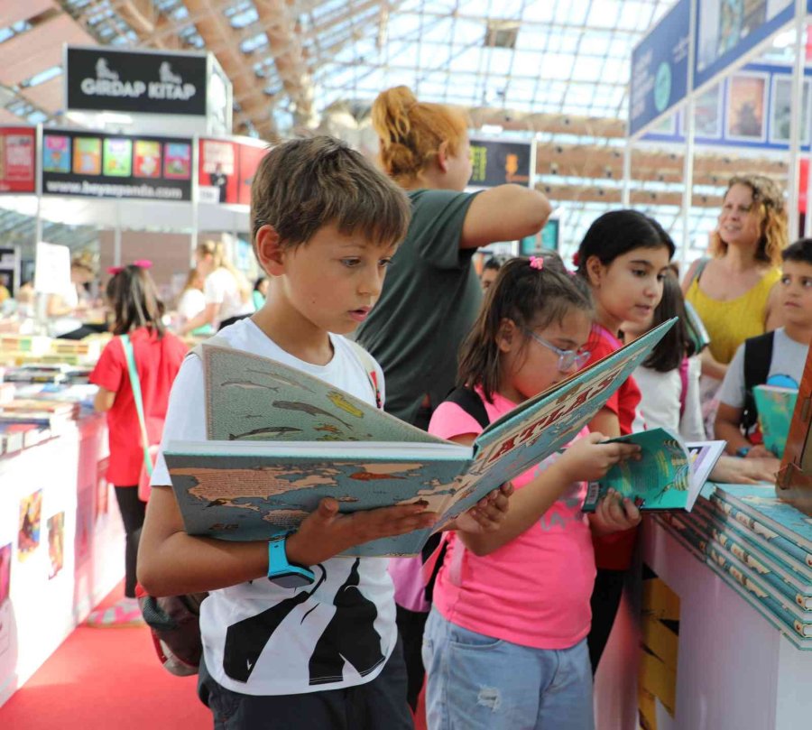 Antalya’da Kitap Coşkusu Sürüyor