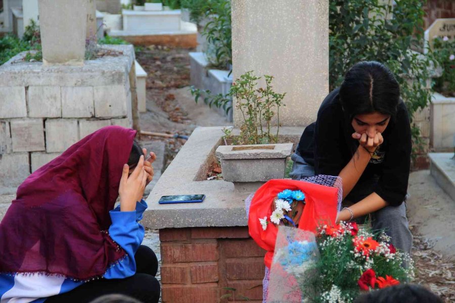 Öğretmeninin Evinde Ölü Bulunan Lise Öğrencisi, Doğum Gününde Mezarı Başında Anıldı