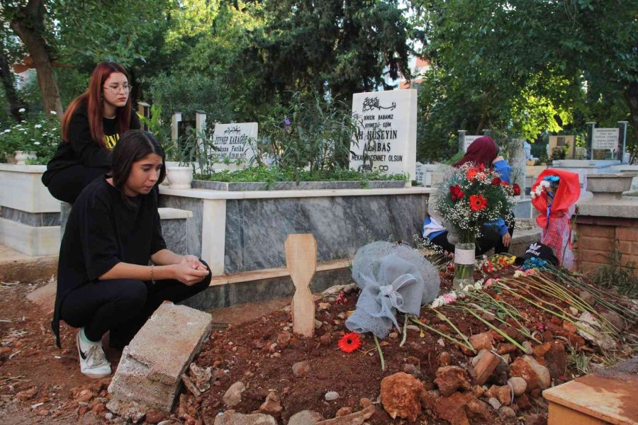 Öğretmeninin Evinde Ölü Bulunan Lise Öğrencisi, Doğum Gününde Mezarı Başında Anıldı