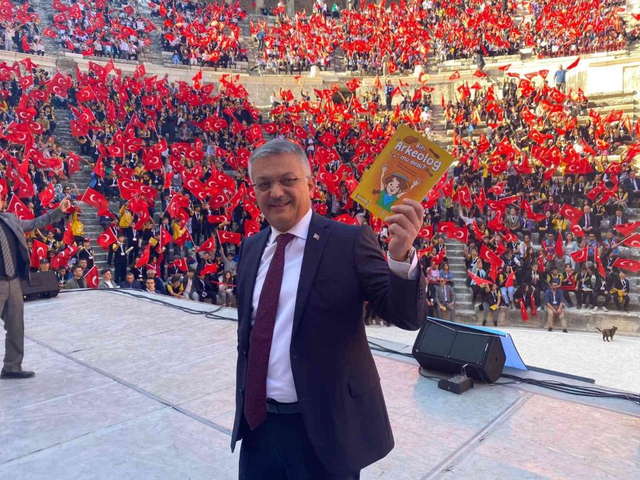 Aspendos Antik Tiyatrosu’nda 6 Bin Öğrenci Aynı Anda Kitap Okudu