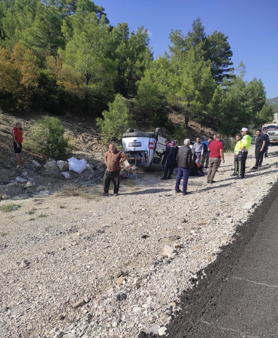 Antalya’da Trafik Kazası: 3 Yaralı