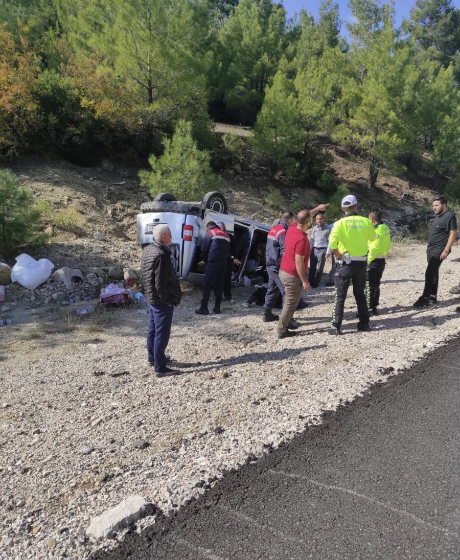 Antalya’da Trafik Kazası: 3 Yaralı