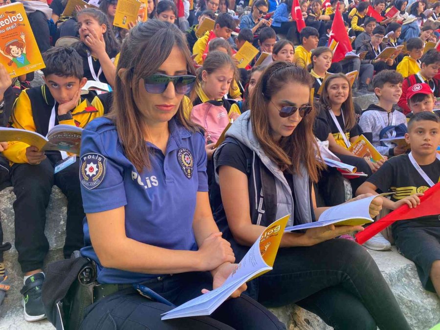 Aspendos Antik Tiyatrosu’nda 6 Bin Öğrenci Aynı Anda Kitap Okudu