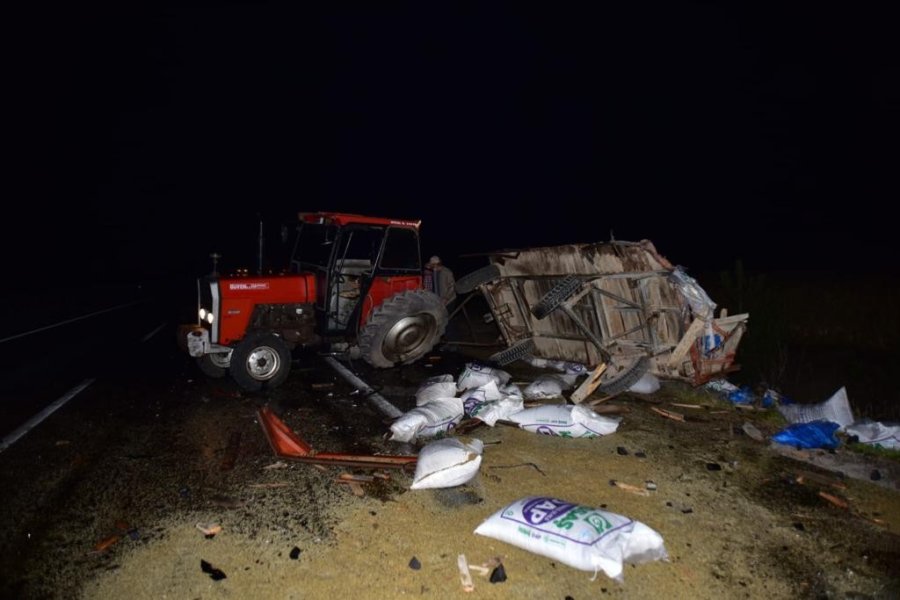 Kamyonun Çarptığı Traktörün Tekeri Koptu