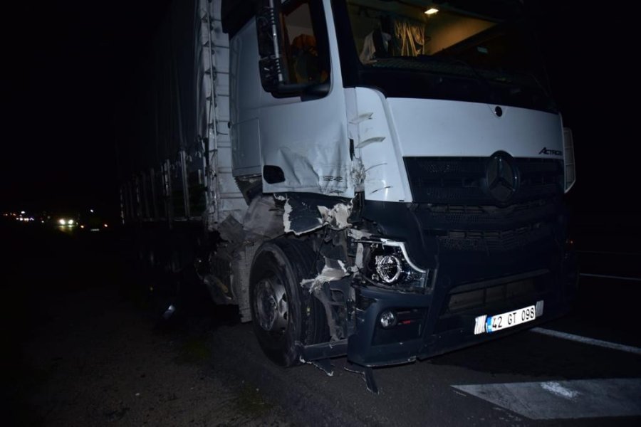 Kamyonun Çarptığı Traktörün Tekeri Koptu